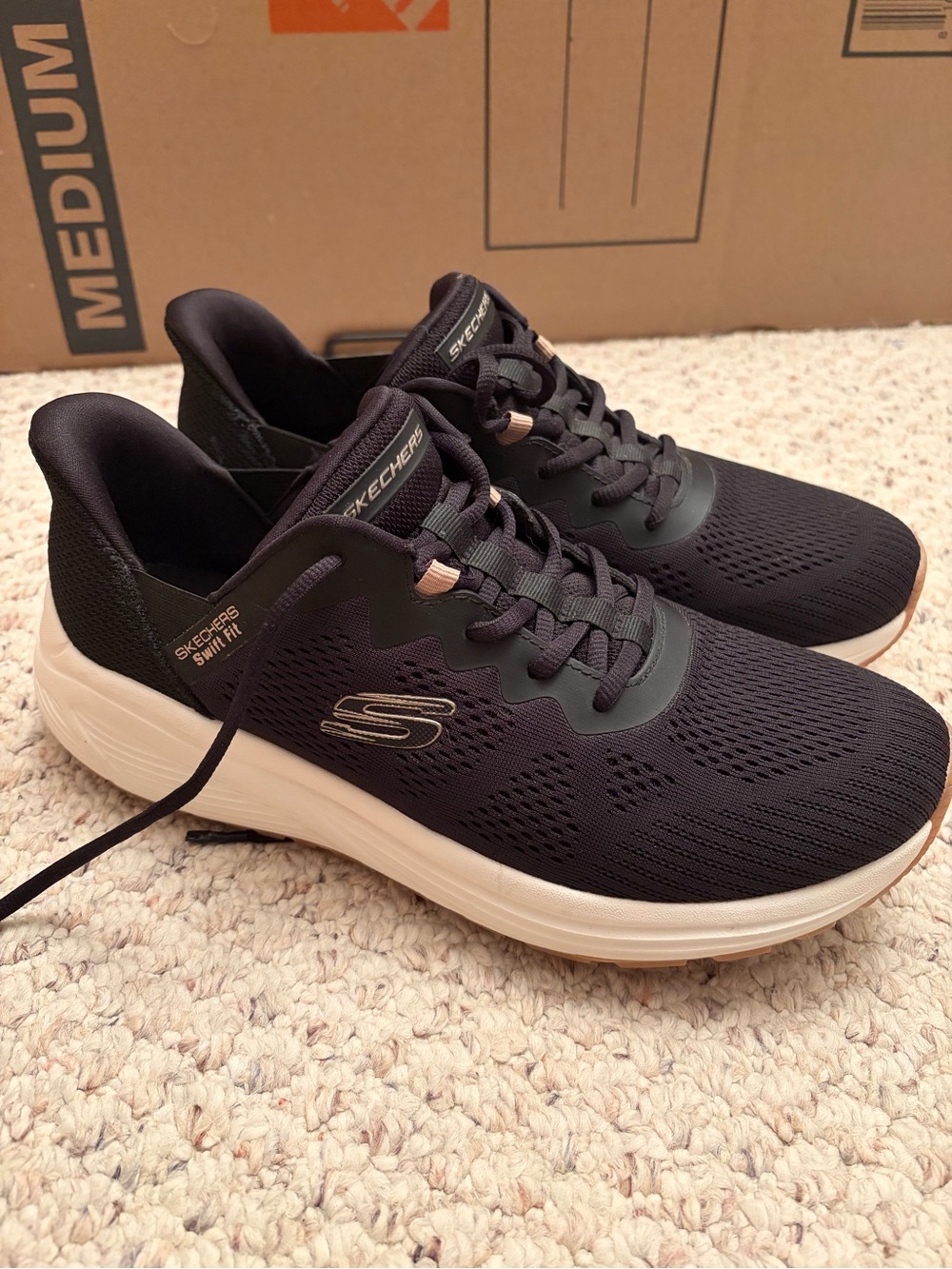 Skechers Women’s Black and White Swift Fit Sneakers Size 10